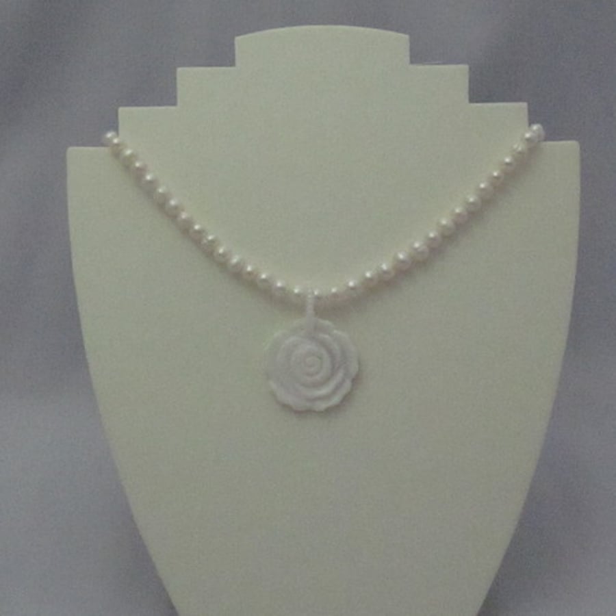 Freswater pearl necklace with shell pendant (7)