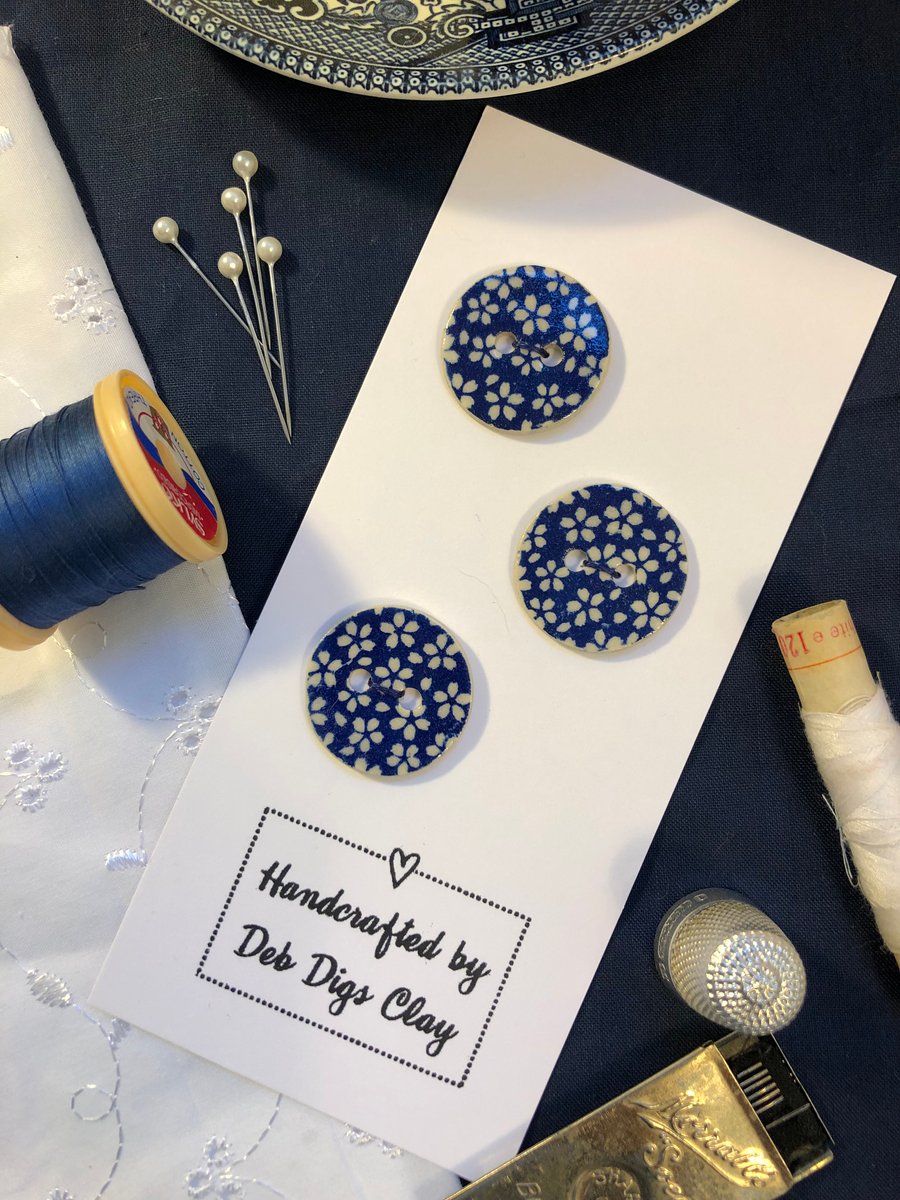 Set of 3 round handcrafted ceramic buttons decorated with blue and white flowers