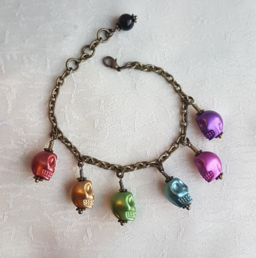Spooky Halloween Skull bracelet - Dark tone chain.