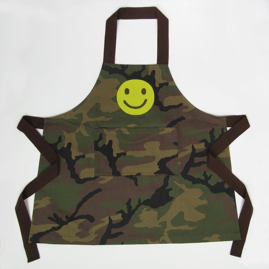 8-10y 10-12y Appliqué Smiley Kids Apron for Boys & Girls. Green Camouflage