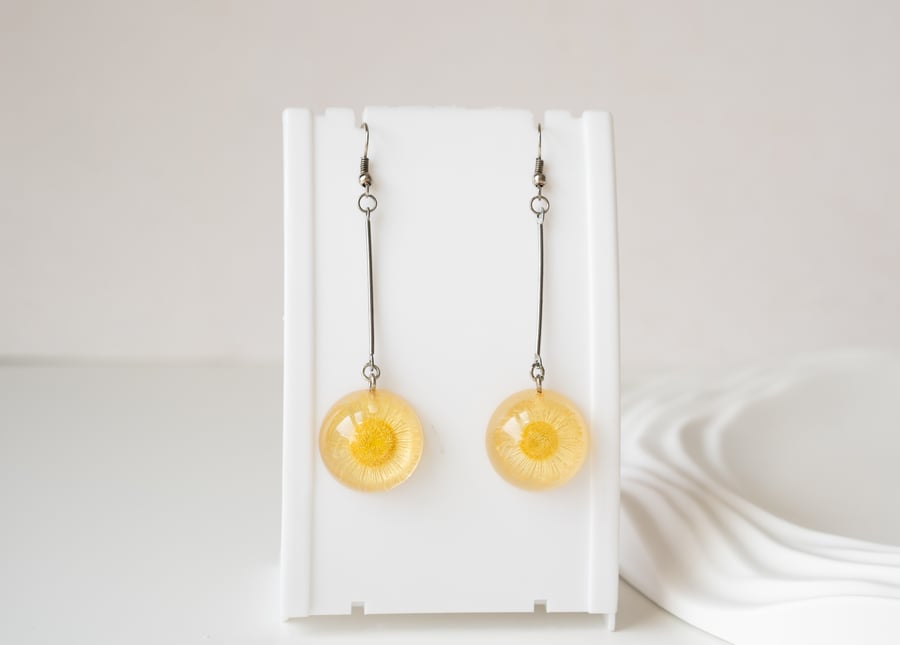 Long Daisy earrings - Resin pressed flowers jewelry - Chain dangle earrings