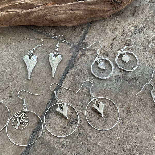 Bundle of 5 pairs of earrings. 