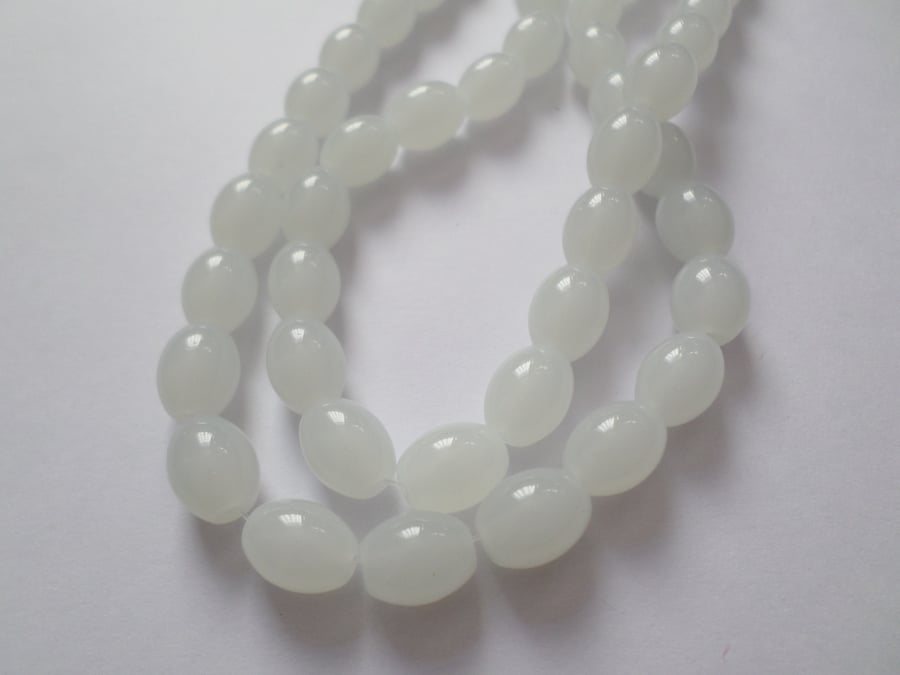 30 x Imitation Jade Glass Beads - Oval - 11mm x 8mm - White 