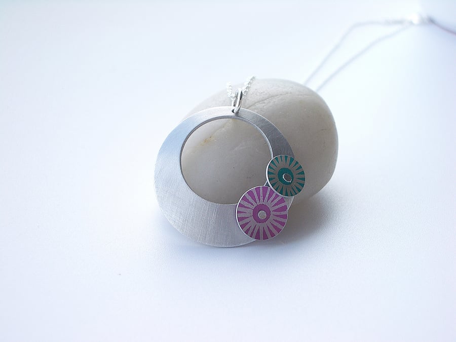 Circle pendant in brushed aluminium with pink and turquoise discs