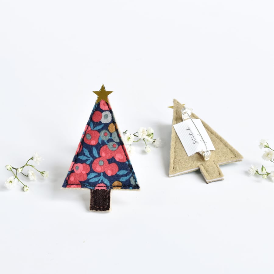 Christmas tree badge, Christmas brooch, festive pin badge, Christmas gift