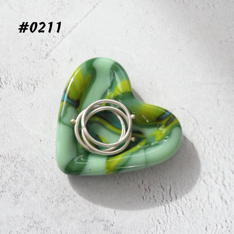 Green heart shaped fused glass ring dish, 5cm approx (0211)