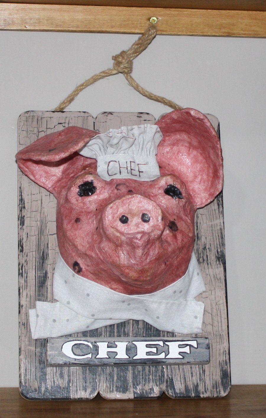  PAPER MACHE PIG CHEF ON BOARD, HANDMADE & PAINTED PRIMITVIE DISPLAY PIECE, 
