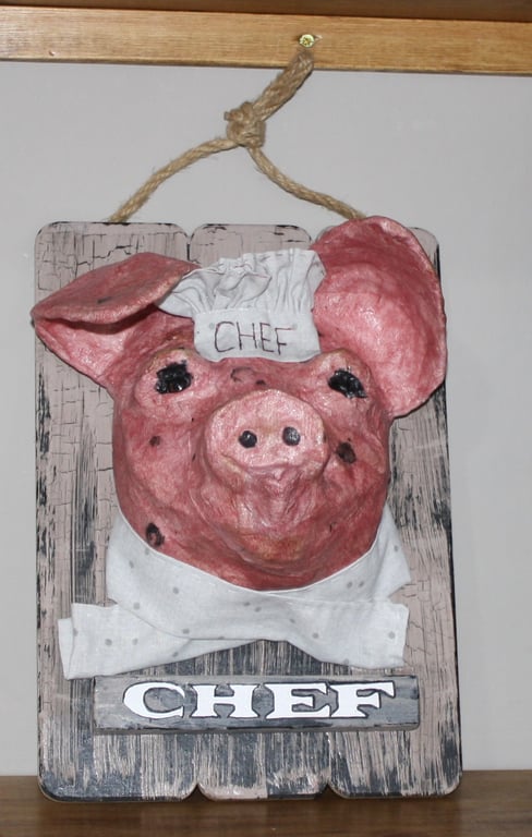  PAPER MACHE PIG CHEF ON BOARD, HANDMADE & PAINTED PRIMITVIE DISPLAY PIECE, 