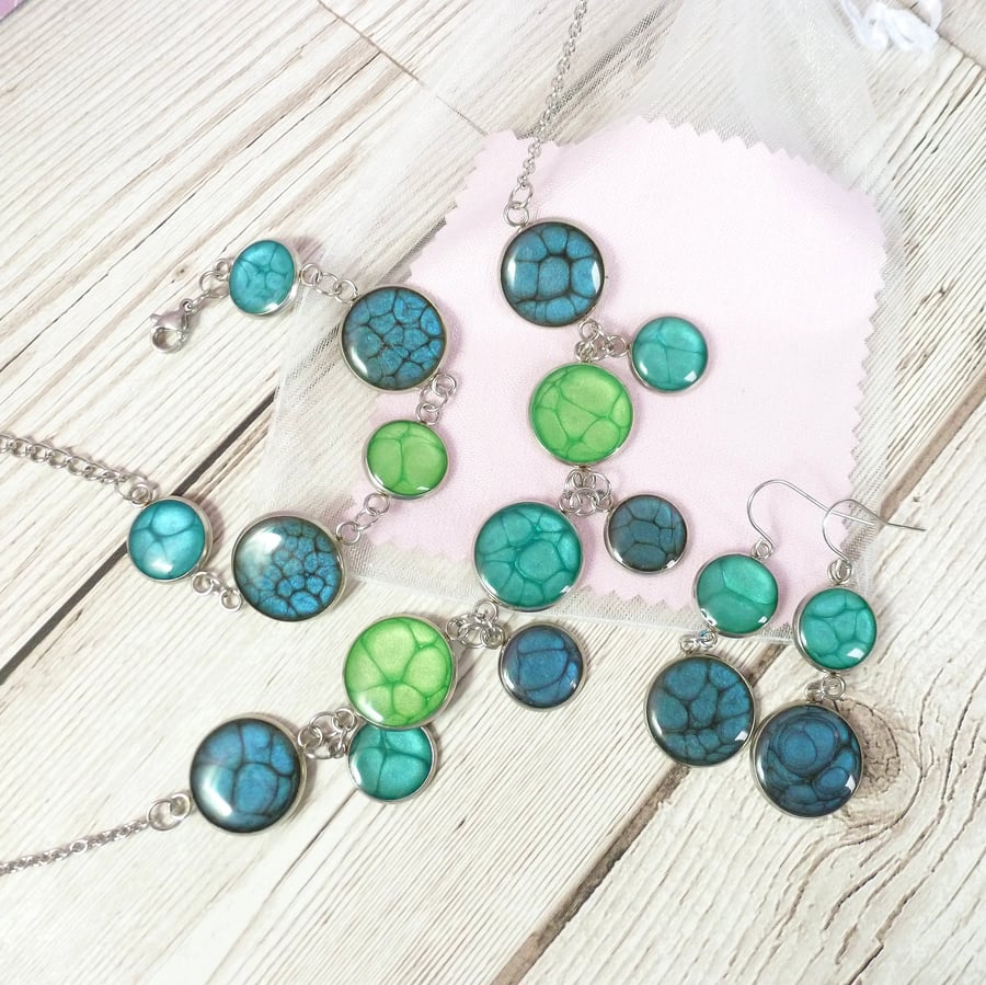 Blue jewellery set, earrings, bracelet and necklace in shades of blue and green
