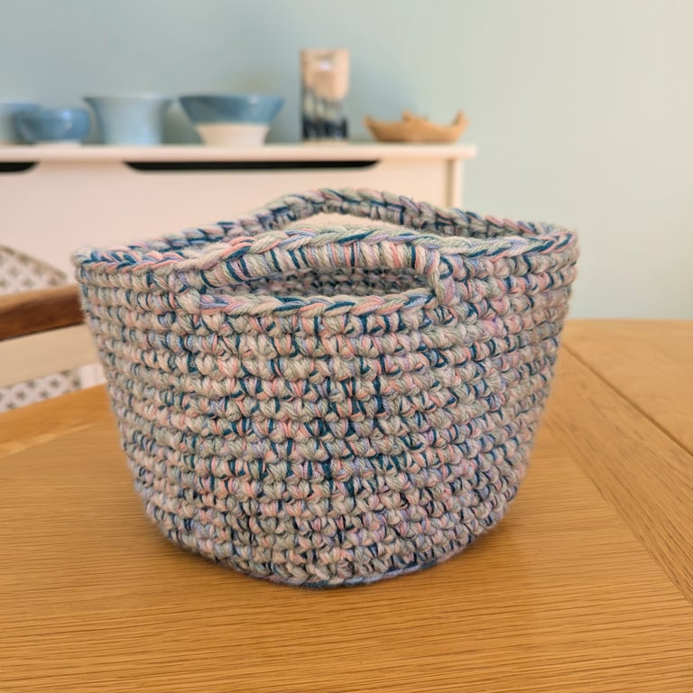 Summer seconds - Crochet project bag in blue and pink yarns