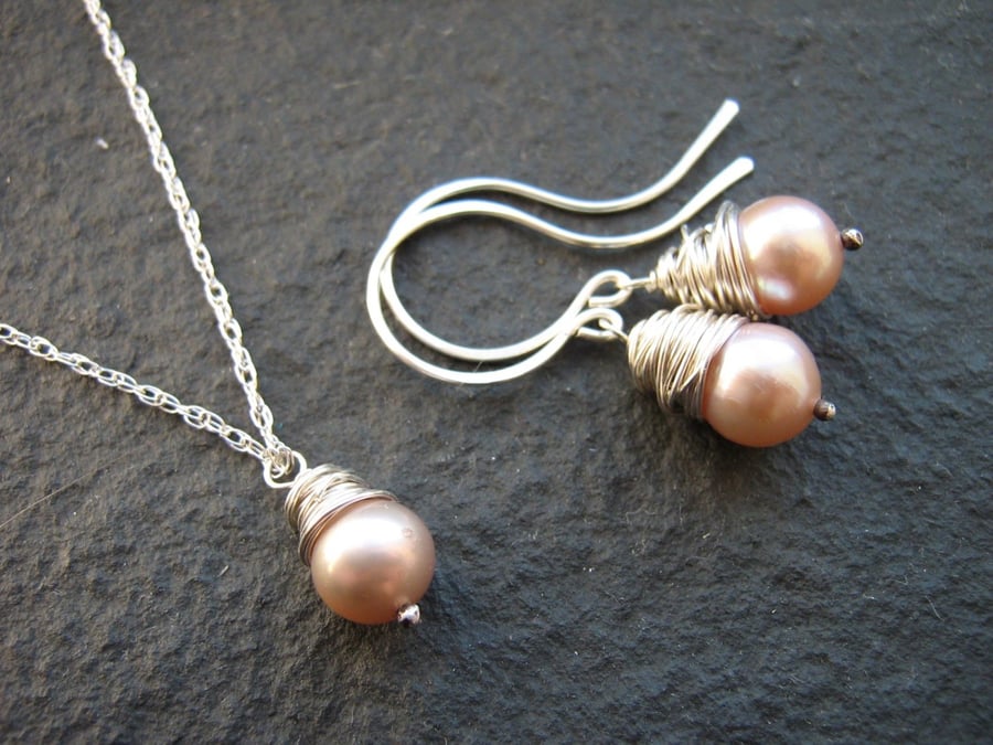 Peach Pearl Jewellery Set - Necklace and Earrings