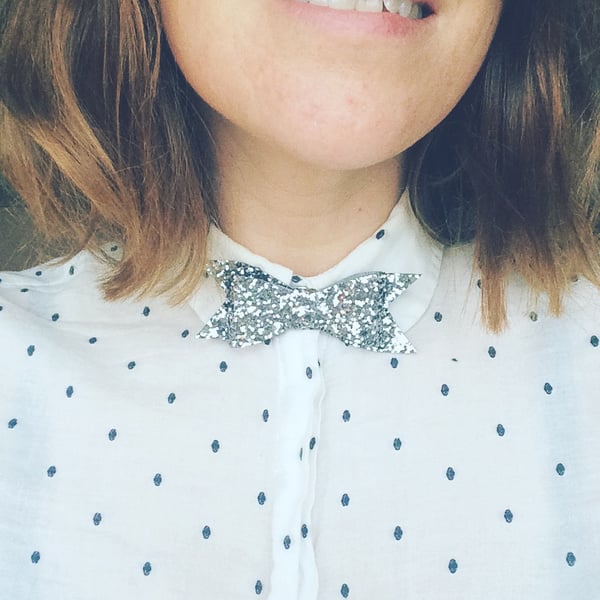 Pewter Grey Glitter Bow Brooch Small