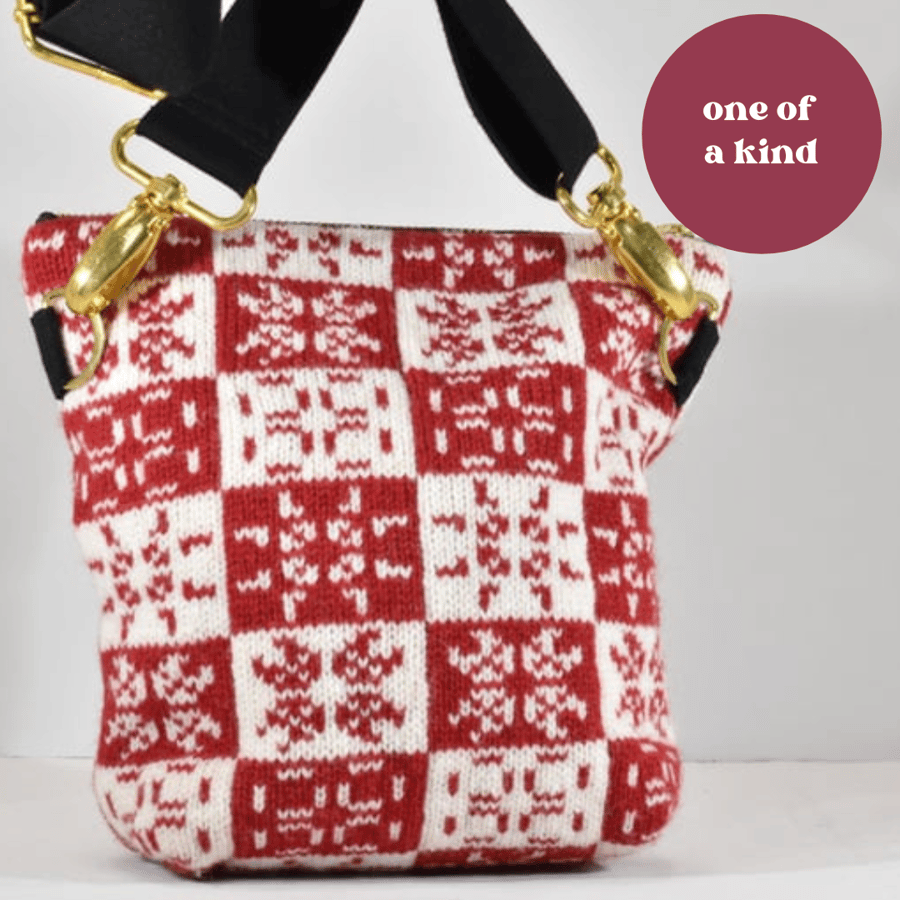 Pulsar Checkerboard knitted shoulder bag - red and white