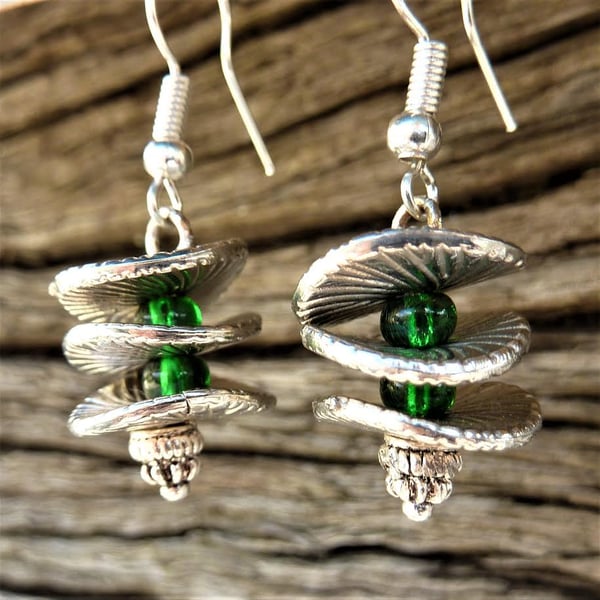 Drop earrings with small green beads and silver discs