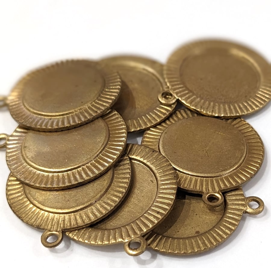 16x Vintage Brass Stampings, Jewellery findings, Room for a gem19mm x 19mm RB803