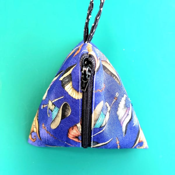 Pyramid notion pouch