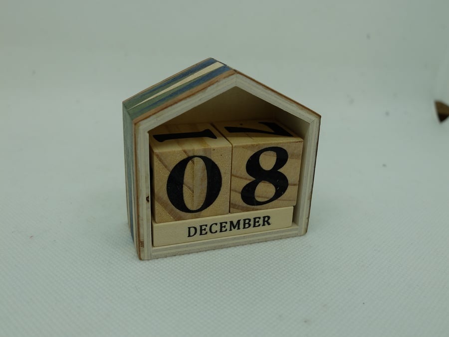 Small wooden perpetual calendar, hand veneered in a backgammon design