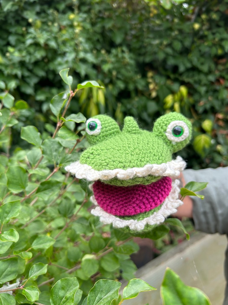 Handmade crocodile hand puppet-Crochet animal toy for children's pretend play.