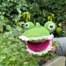 Handmade crocodile hand puppet-Crochet animal toy for children's pretend play.