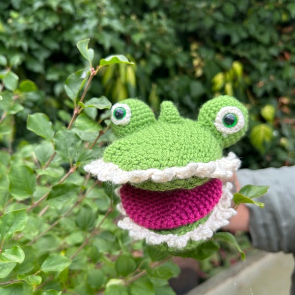 Handmade crocodile hand puppet-Crochet animal toy for children's pretend play.