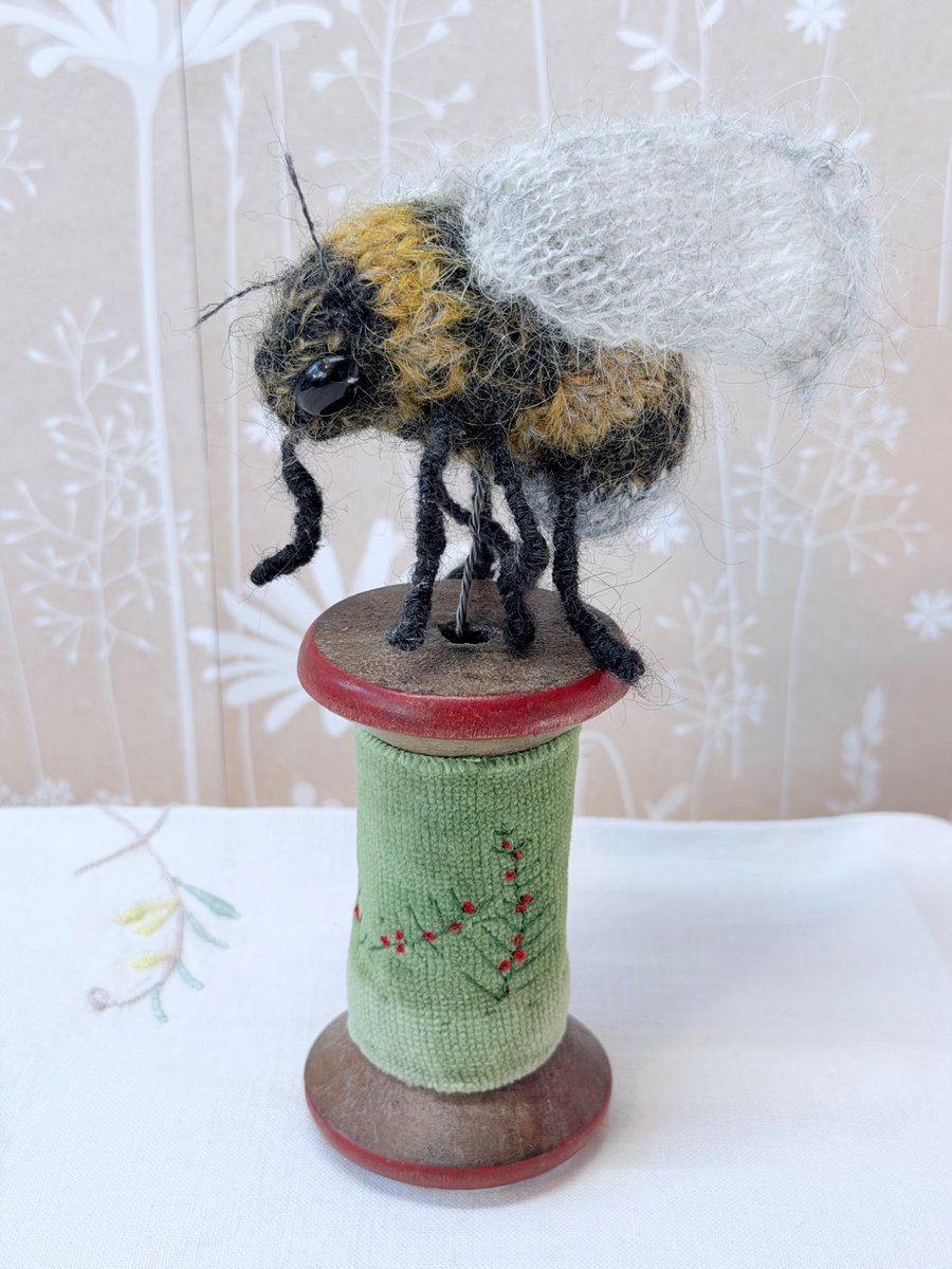 Bobbinbee - Knitted Bee on a vintage wooden bobbin