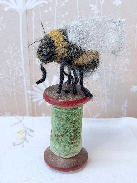 Bobbinbee - Knitted Bee on a vintage wooden bobbin