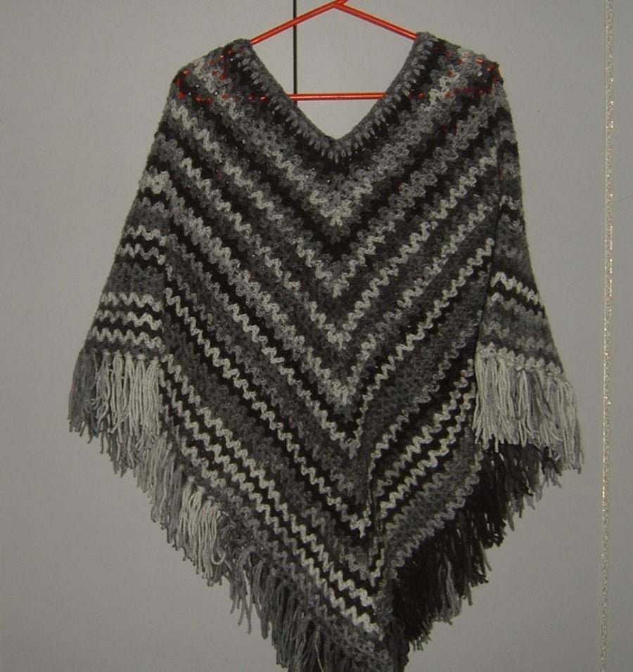 Lady's crocheted poncho (ref 62266)