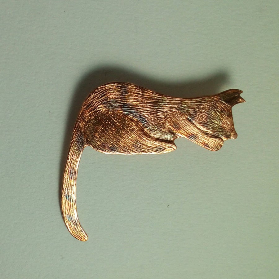 copper sleeping cat brooch