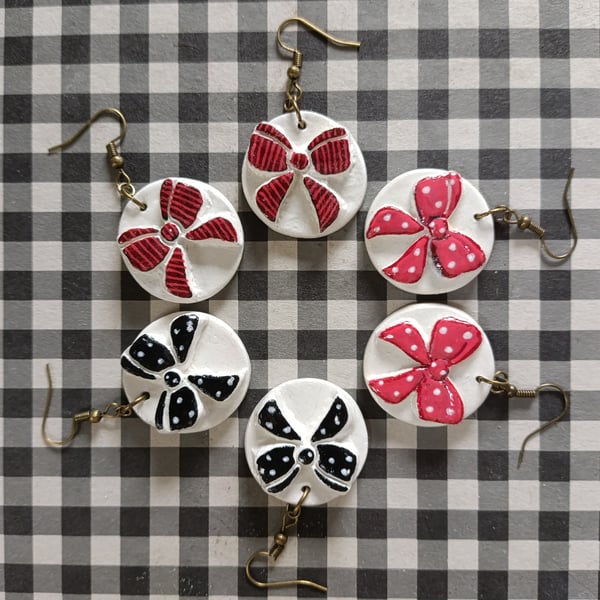 Bow disc earrings 