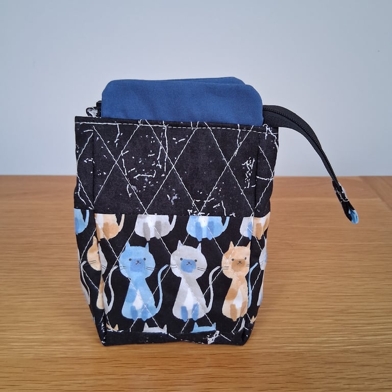 Quilted Cats cotton zipped carton pouch