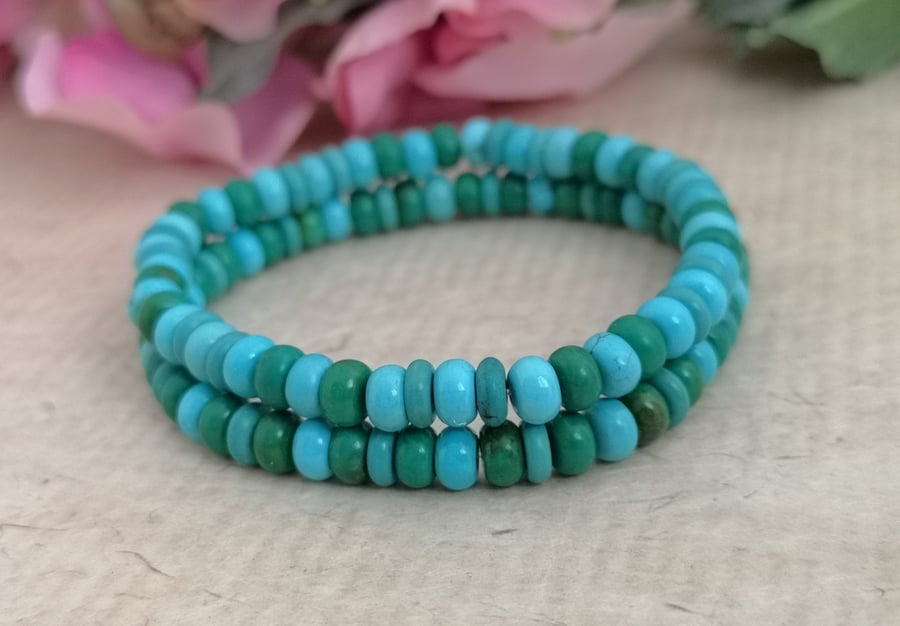 Turquoise and green dyed howlite pair of stretch bracelets 