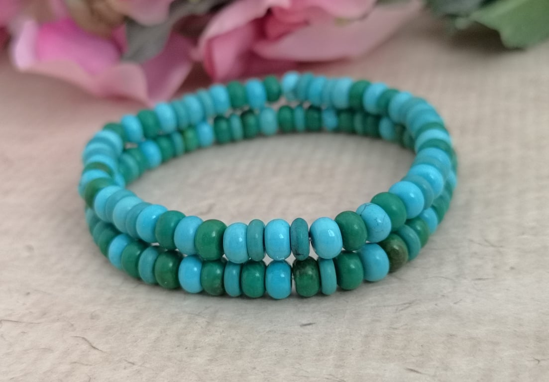 Turquoise and green dyed howlite pair of stretch bracelets 