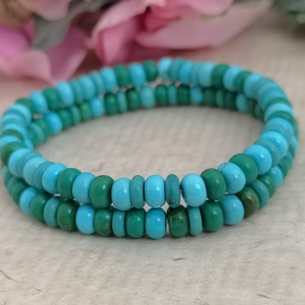 Turquoise and green dyed howlite pair of stretch bracelets 