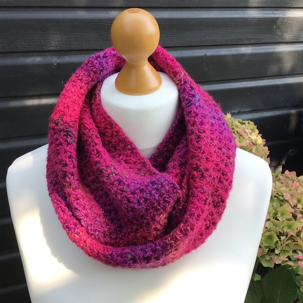 Infinity scarf in acrylic, colour Pink Marble