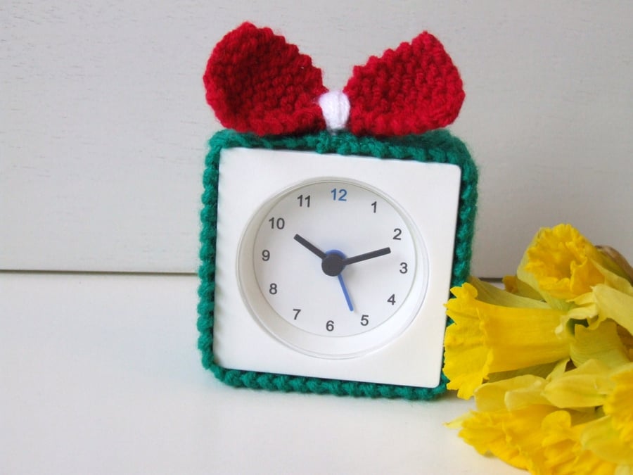 alarm clock cosy in red, green and white, alarm clock cosie, alarm clock cover