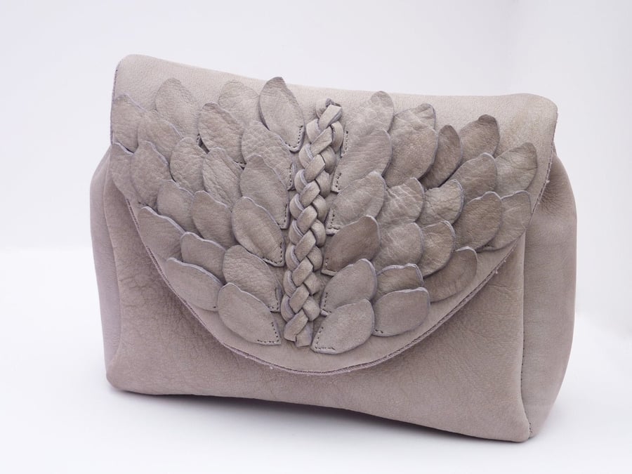 Winged clutch