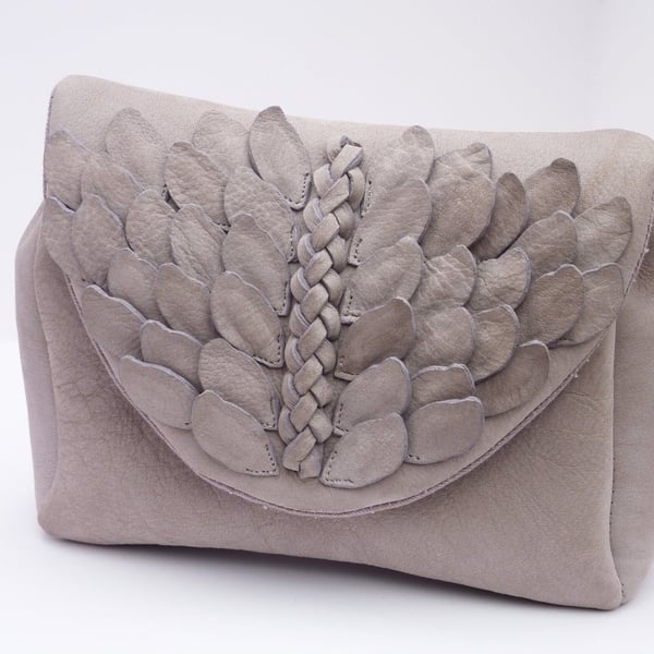 Winged clutch