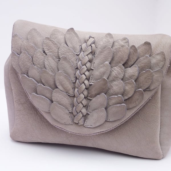 Winged clutch