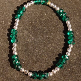 Green beaded bracelet on elastic wire