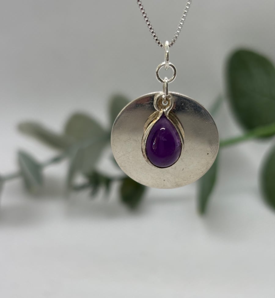 Silver disc pendant with amethyst