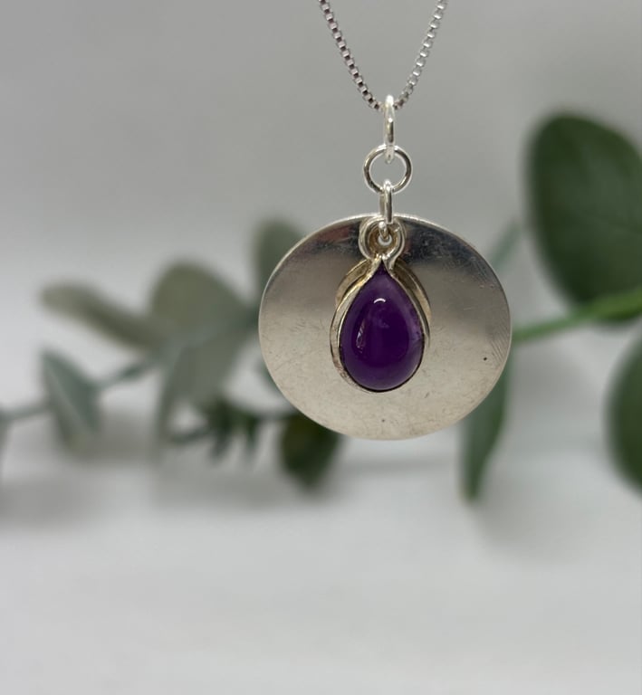 Silver disc pendant with amethyst
