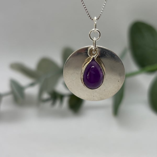 Silver disc pendant with amethyst