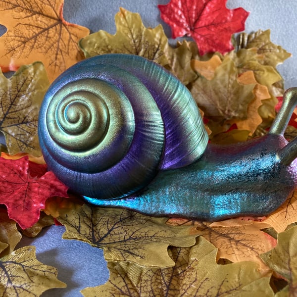 A beautiful Giant Land Snail Resin Figurine - Ornament - Collectible. - 