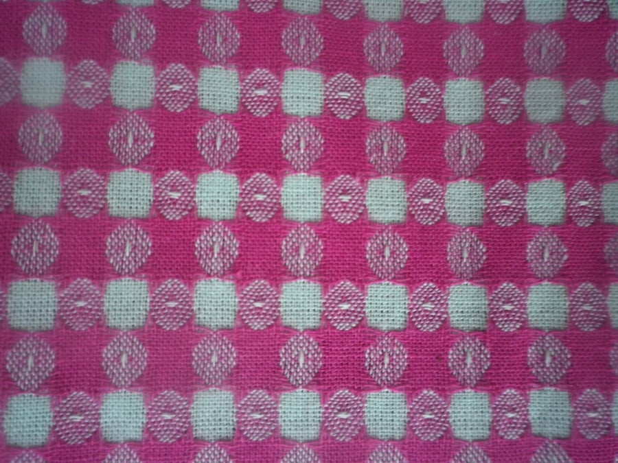 2m dark pink and off white honeycomb design, cotton rich blend