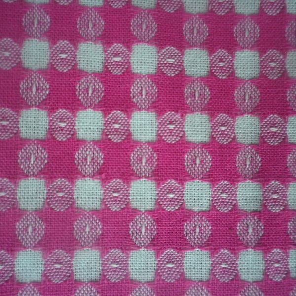 2m dark pink and off white honeycomb design, cotton rich blend