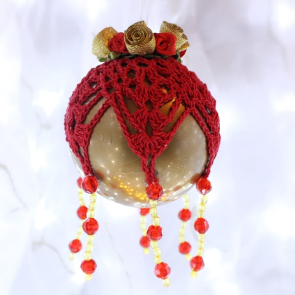 Christmas bauble gold and red crochet lace vintage style, B4
