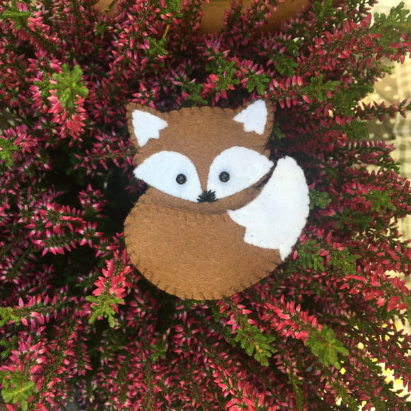 Brown felt fox brooch pin