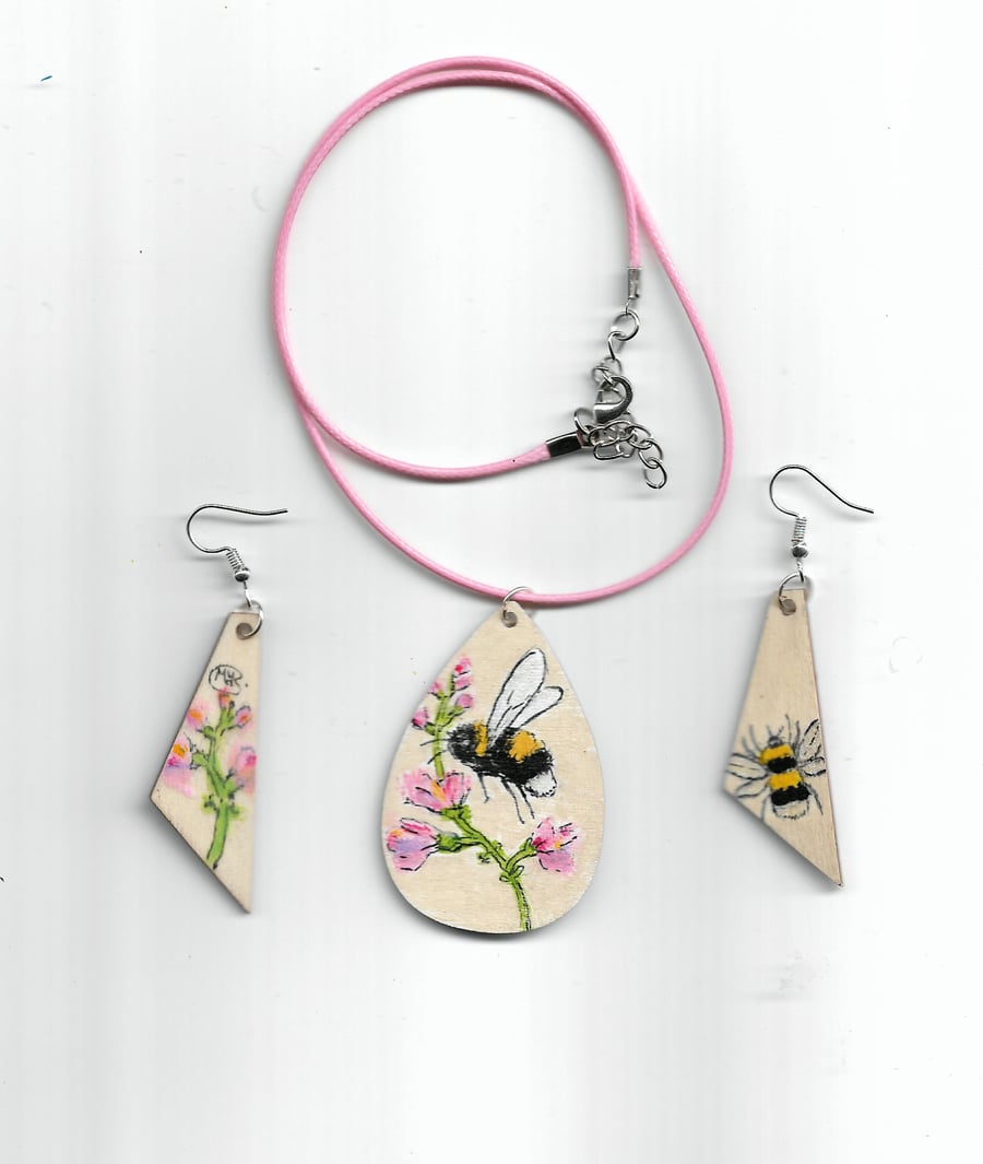 Bee and Pink Flowers. Pendant and Earrings set