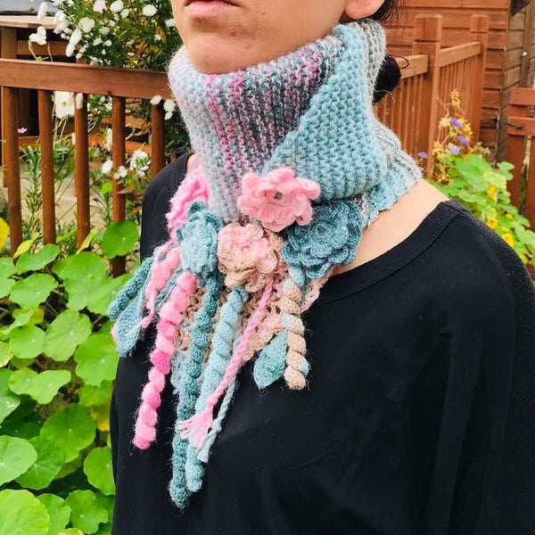 Cozy crochet flowered necklace wrap olive pink-blue pastel colors collar