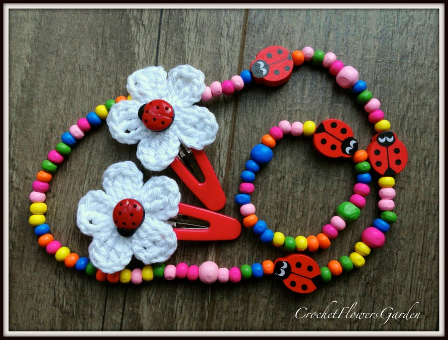 Gift set of 2 hair clips with crochet flowers, bracelet and necklace